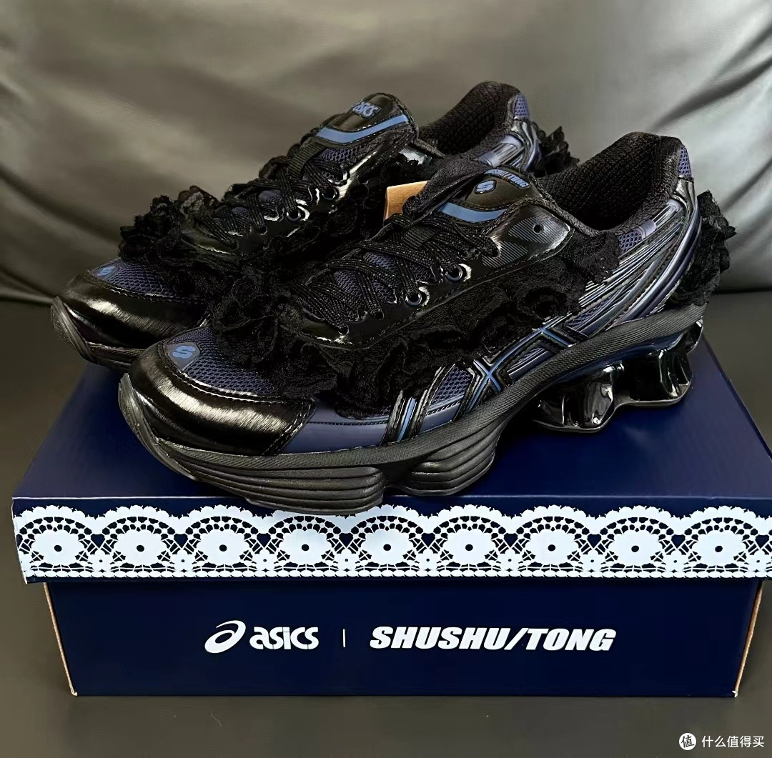 把芭蕾设计融入跑步鞋?SHUSHU/TONG✕Asics“蓝黑天鹅”