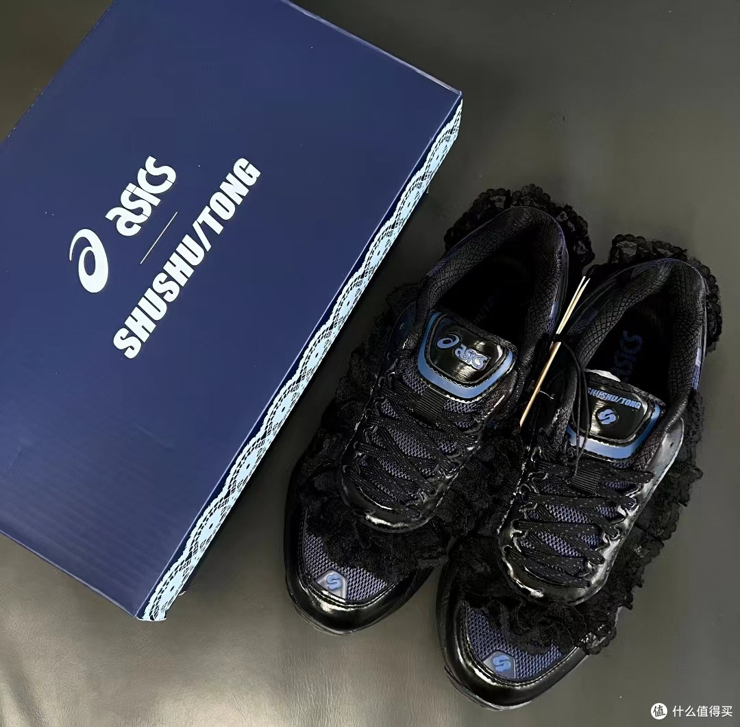 把芭蕾设计融入跑步鞋?SHUSHU/TONG✕Asics“蓝黑天鹅”