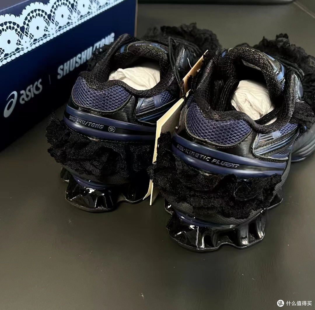 把芭蕾设计融入跑步鞋?SHUSHU/TONG✕Asics“蓝黑天鹅”