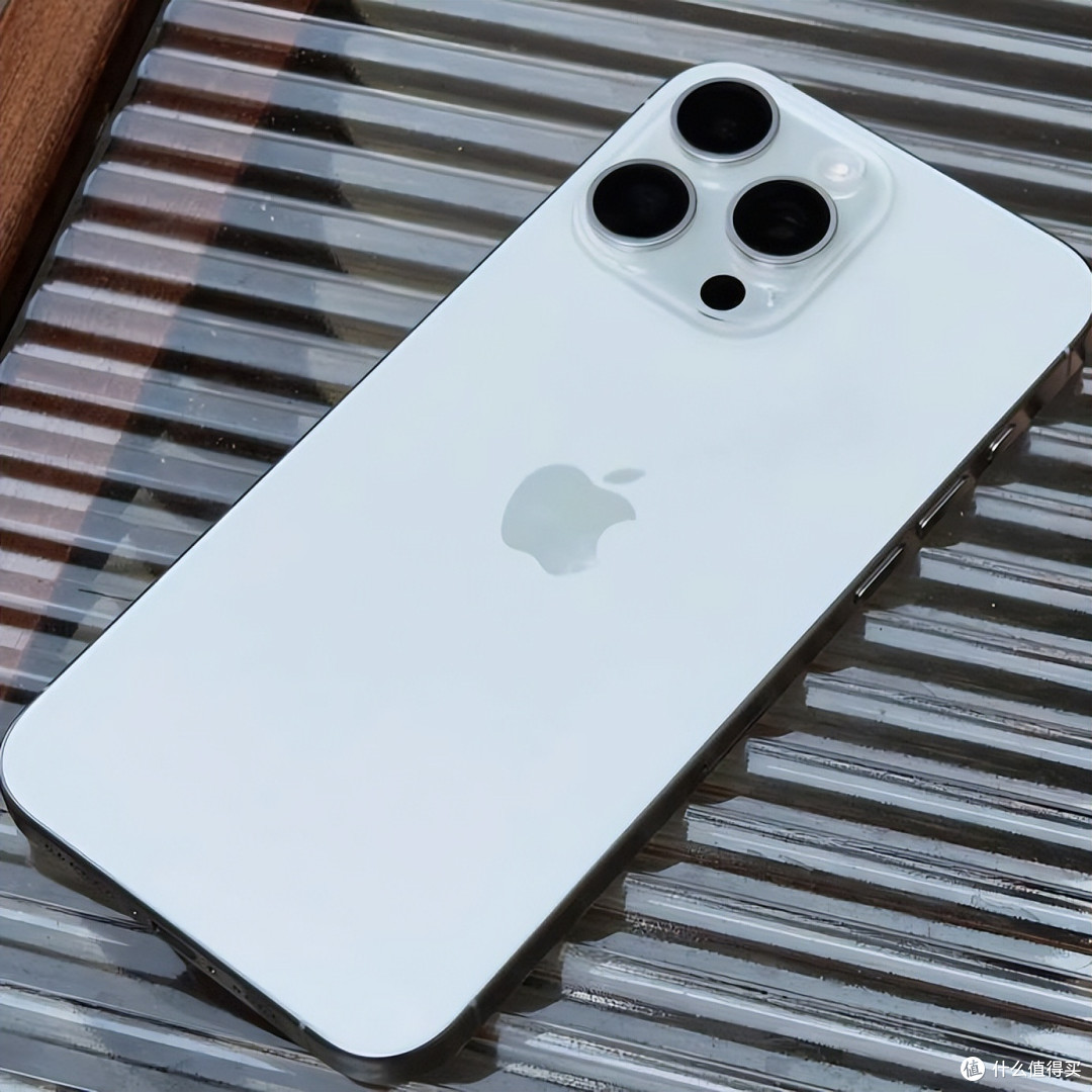 别被“买新不买旧”洗脑!iPhone15ProMax降价,这三类人反而赚了