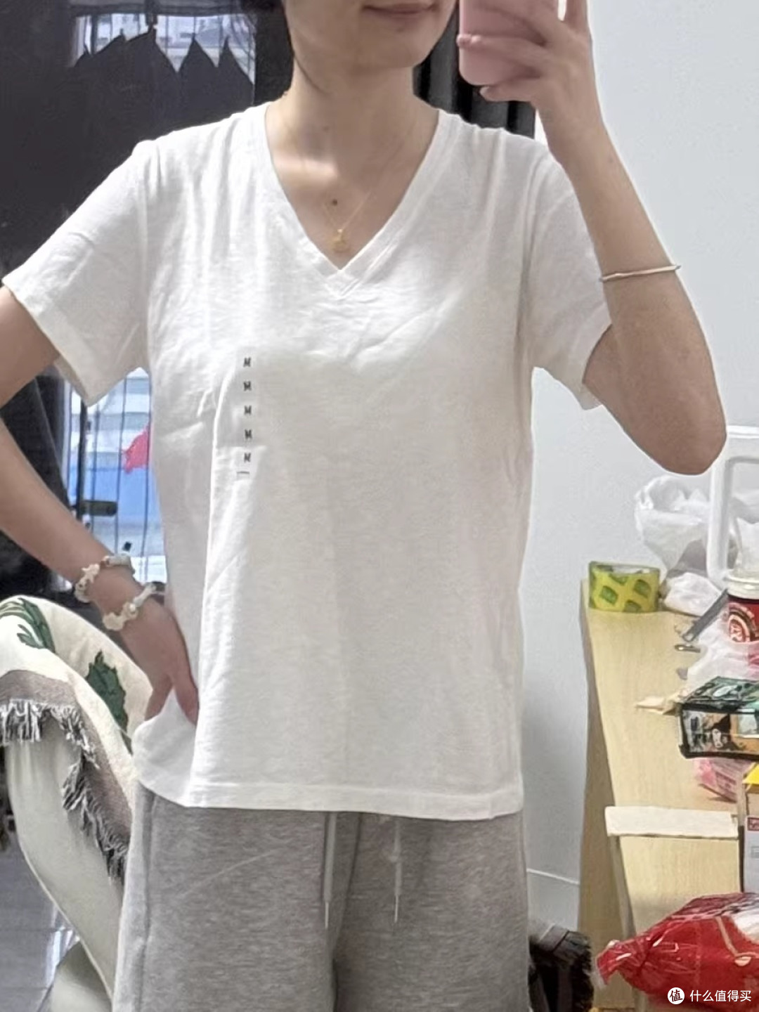 优衣库竹节纱V领T恤：我的夏日清爽必备