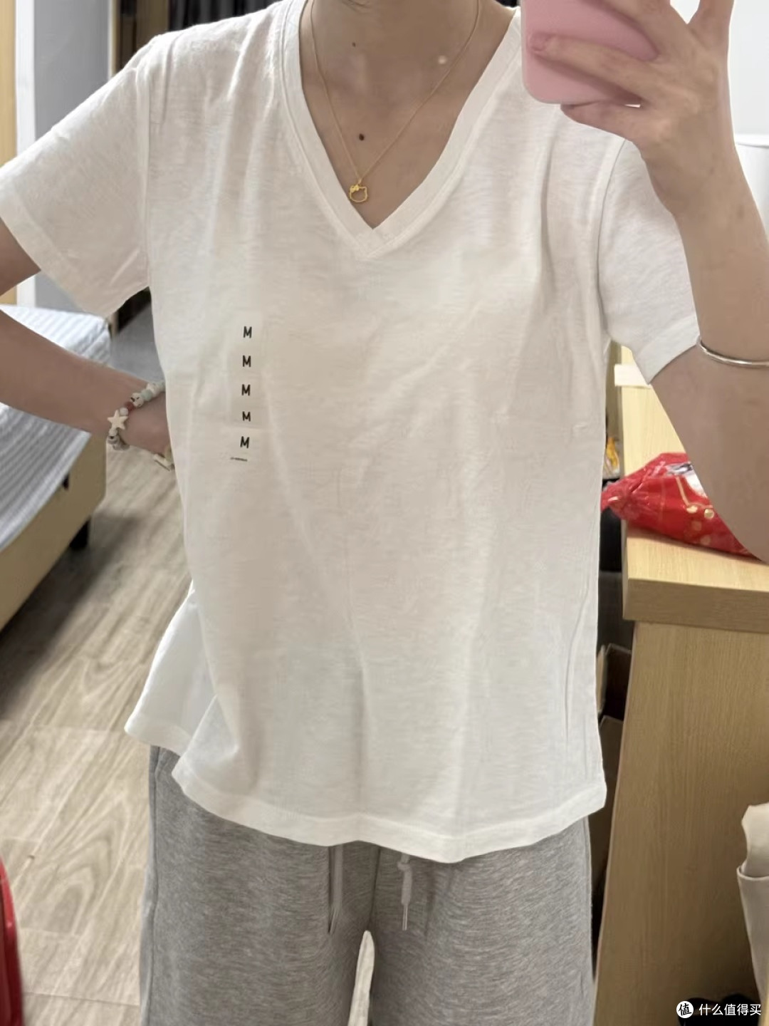 优衣库竹节纱V领T恤：我的夏日清爽必备