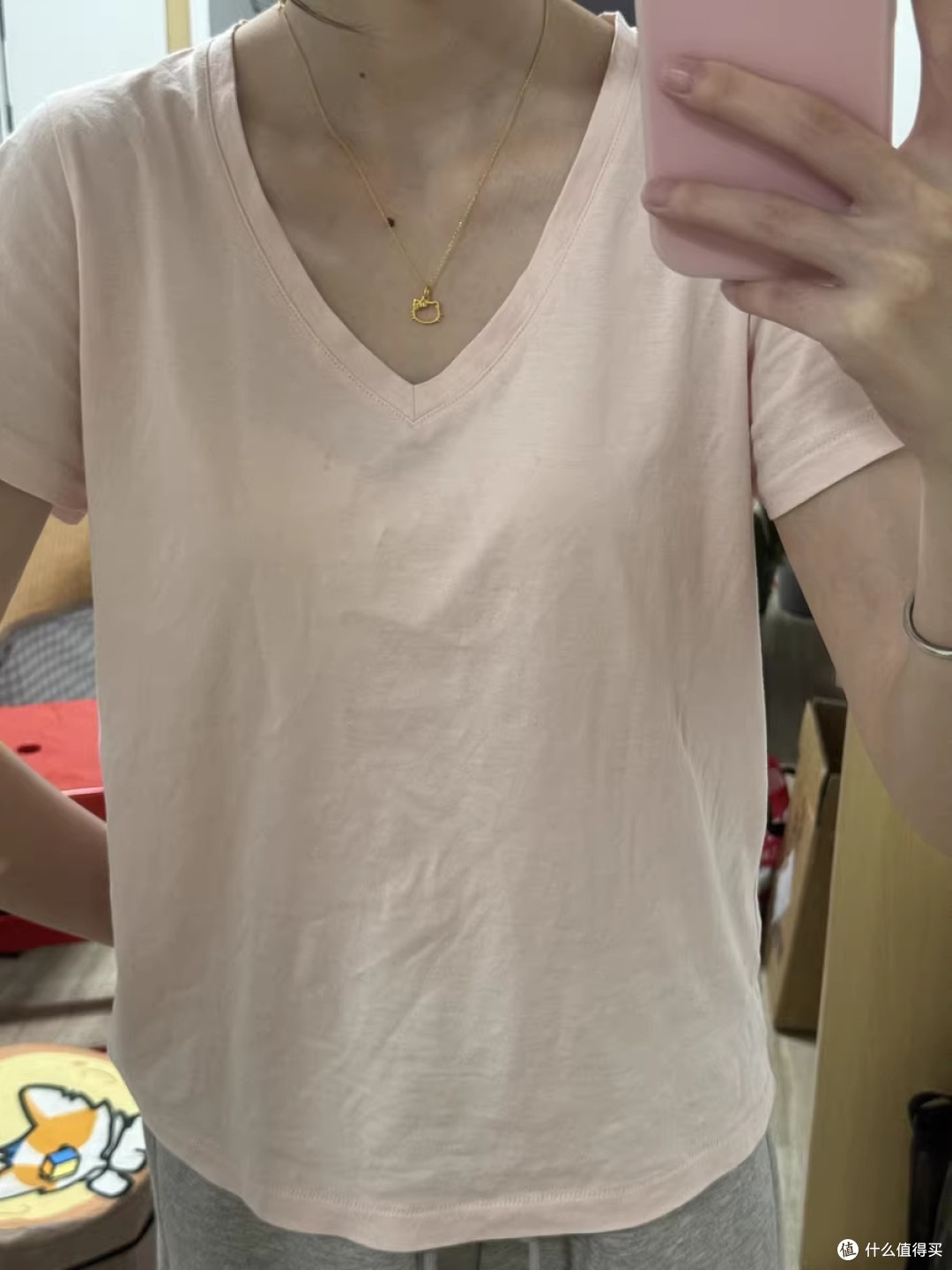 优衣库竹节纱V领T恤：我的夏日清爽必备