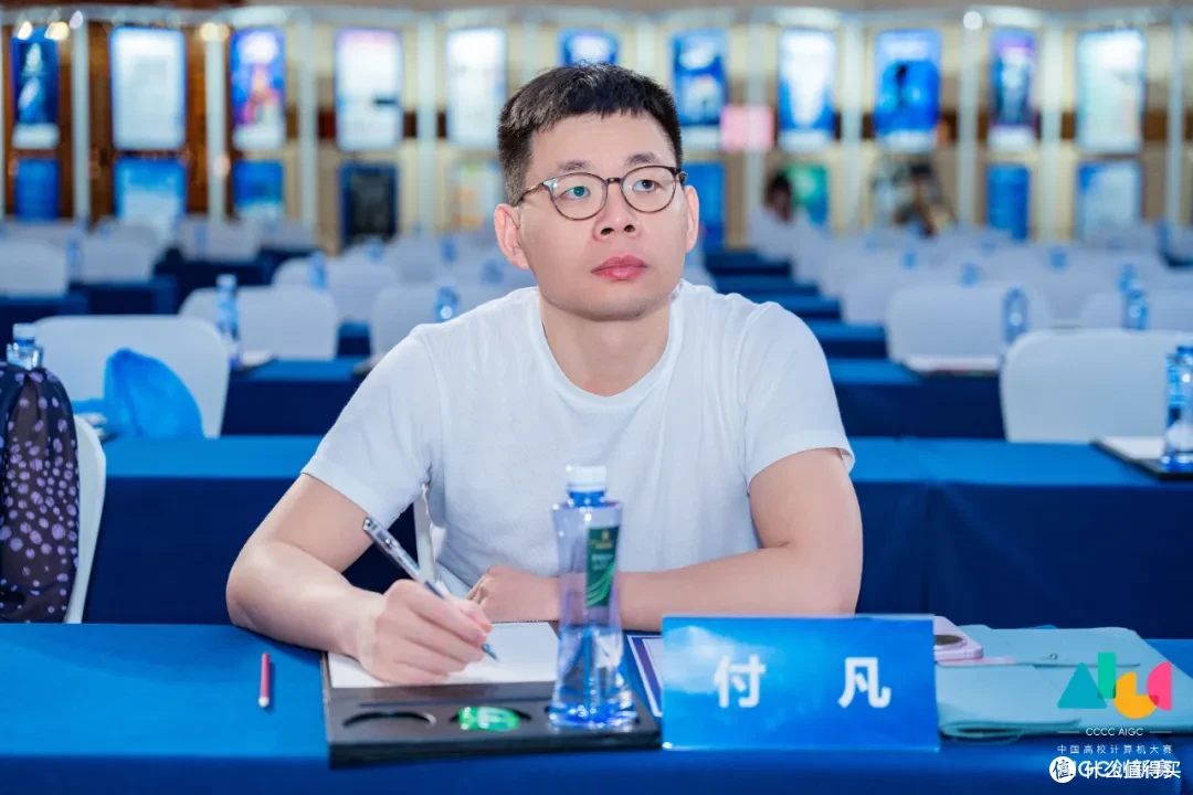 决赛现场，vivo 专家评审在聆听答辩