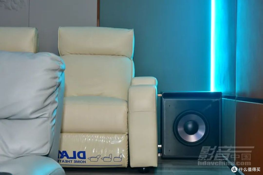 位于左后位置的KW120THX超低音