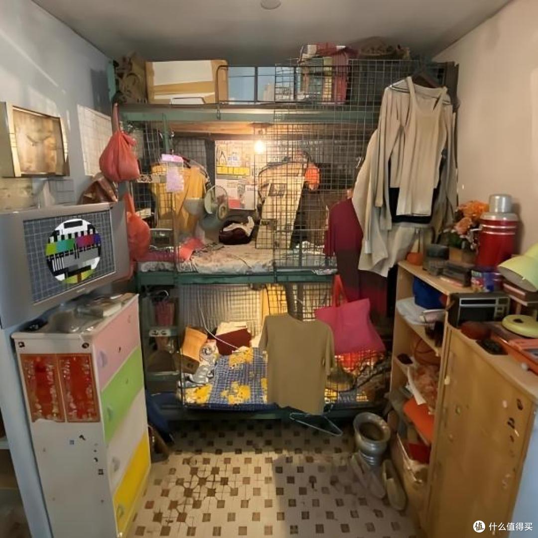 香港一四口之家,蜗居6㎡小屋,连一扇窗都没有,网友:太难了!