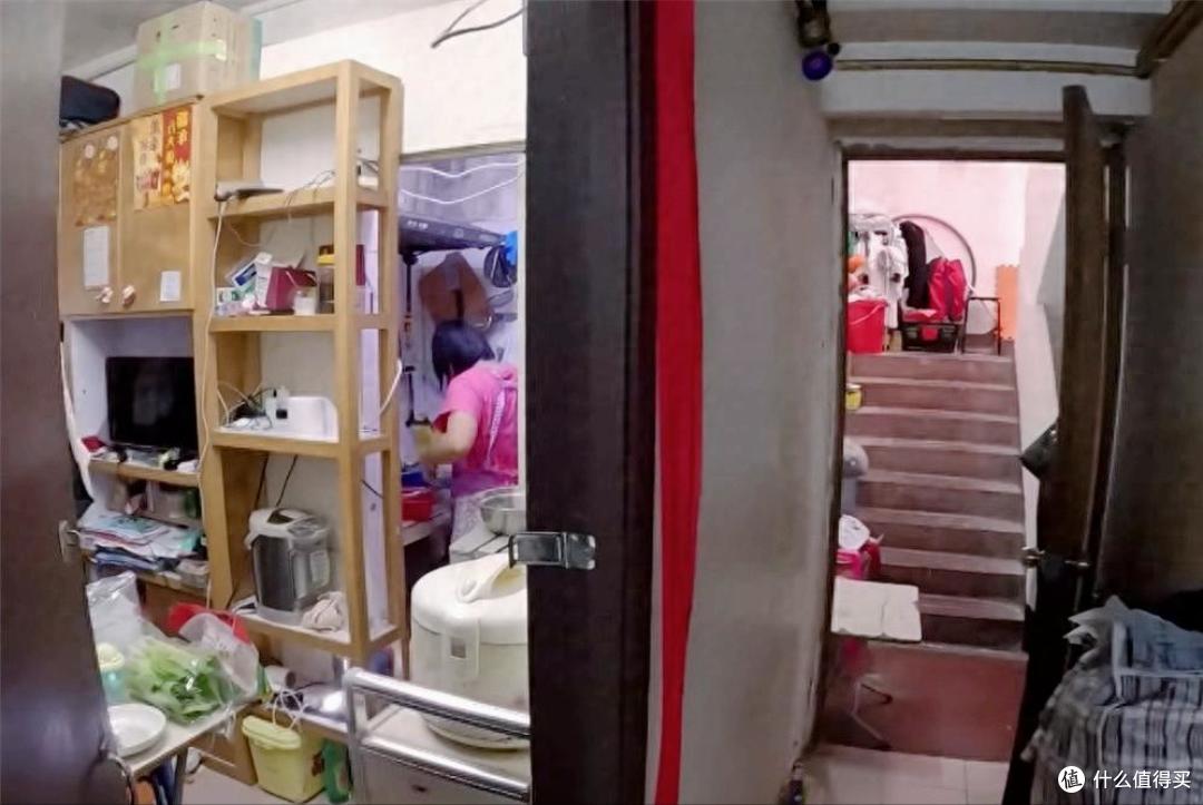 香港一四口之家,蜗居6㎡小屋,连一扇窗都没有,网友:太难了!