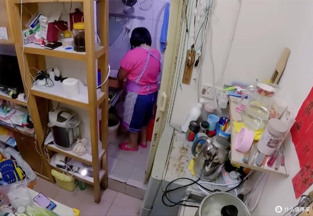 香港一四口之家,蜗居6㎡小屋,连一扇窗都没有,网友:太难了!