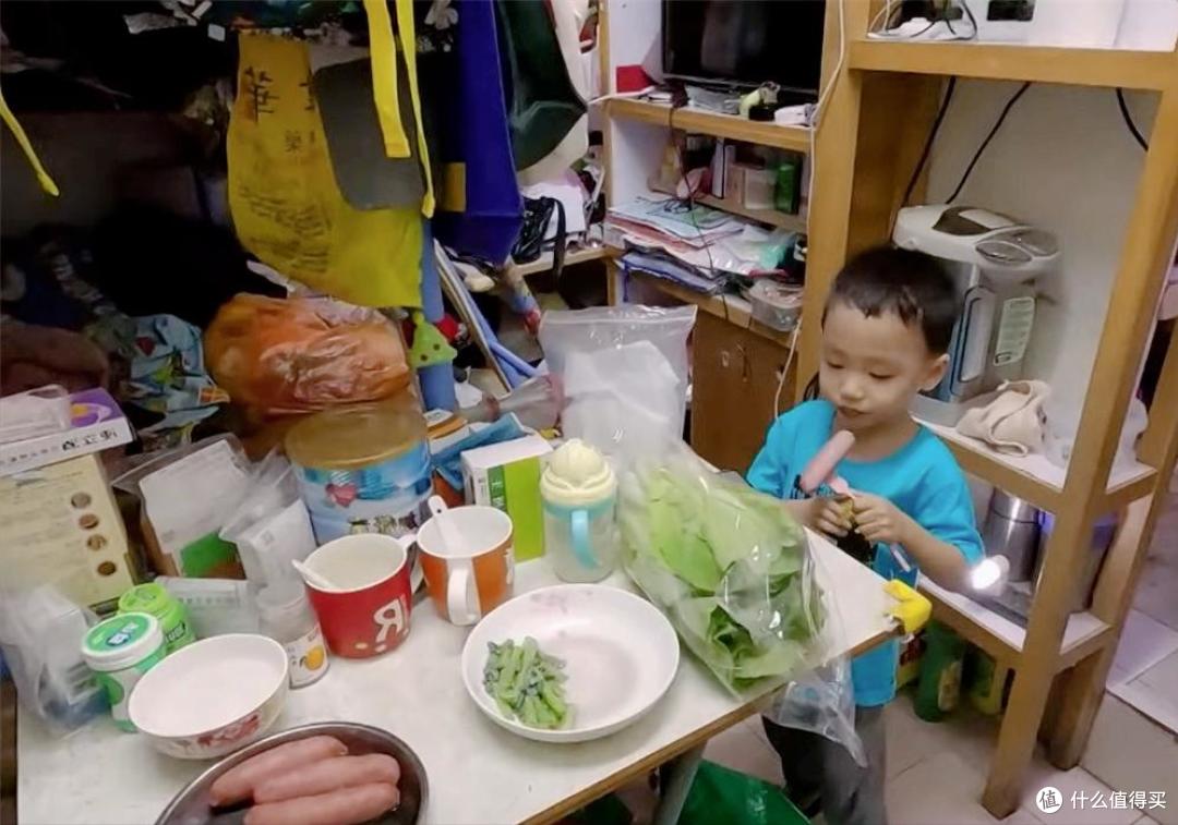 香港一四口之家,蜗居6㎡小屋,连一扇窗都没有,网友:太难了!