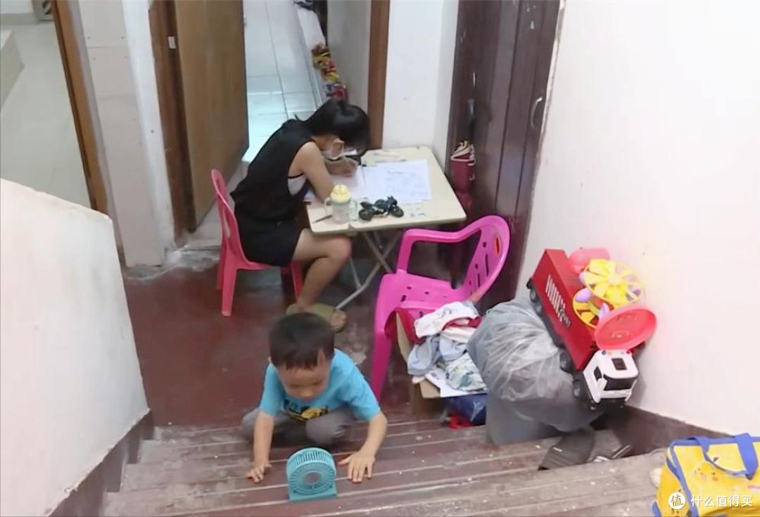 香港一四口之家,蜗居6㎡小屋,连一扇窗都没有,网友:太难了!