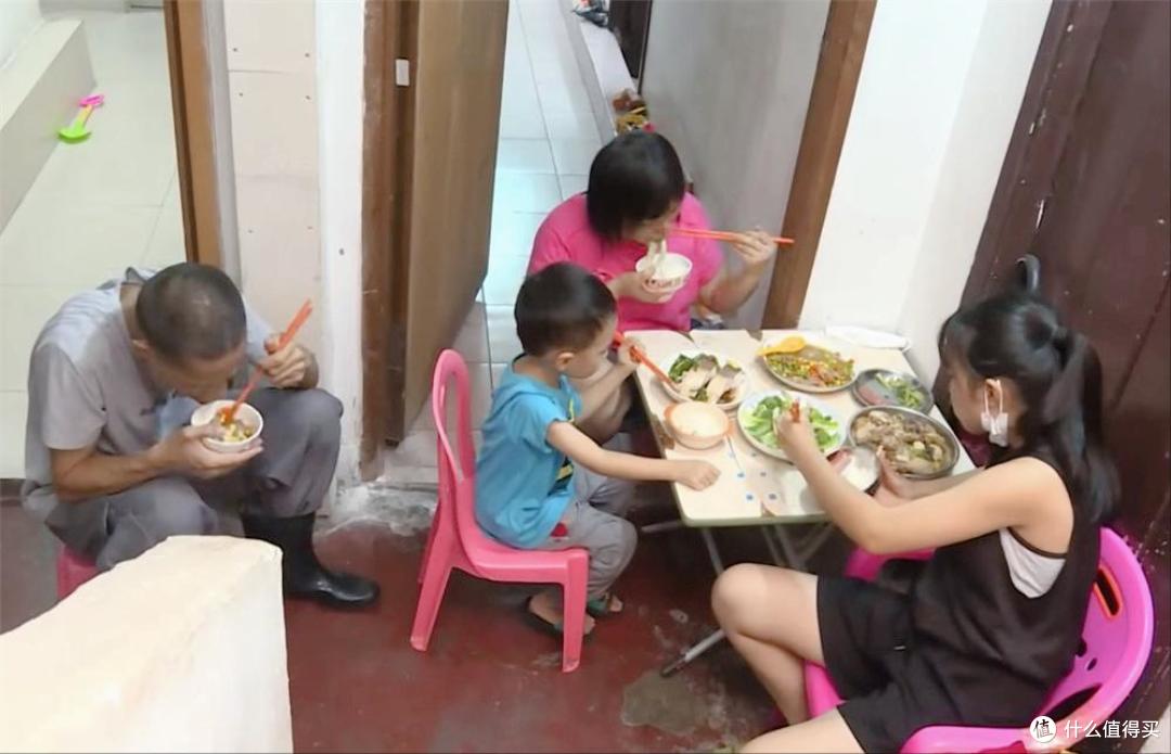 香港一四口之家,蜗居6㎡小屋,连一扇窗都没有,网友:太难了!