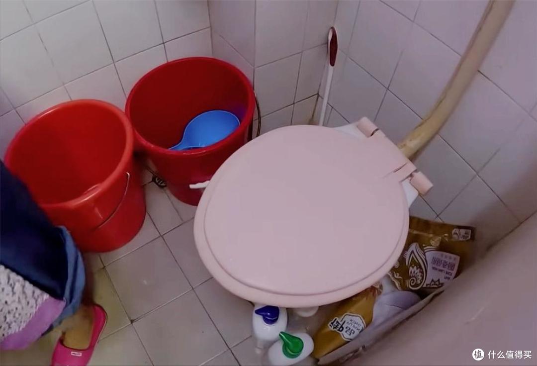 香港一四口之家,蜗居6㎡小屋,连一扇窗都没有,网友:太难了!
