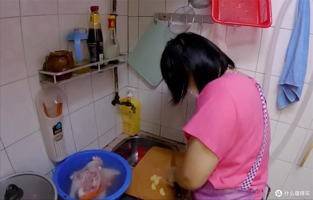 香港一四口之家,蜗居6㎡小屋,连一扇窗都没有,网友:太难了!