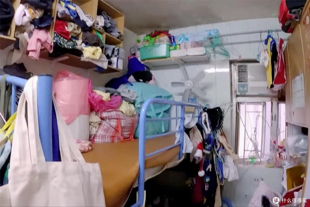 香港一四口之家,蜗居6㎡小屋,连一扇窗都没有,网友:太难了!