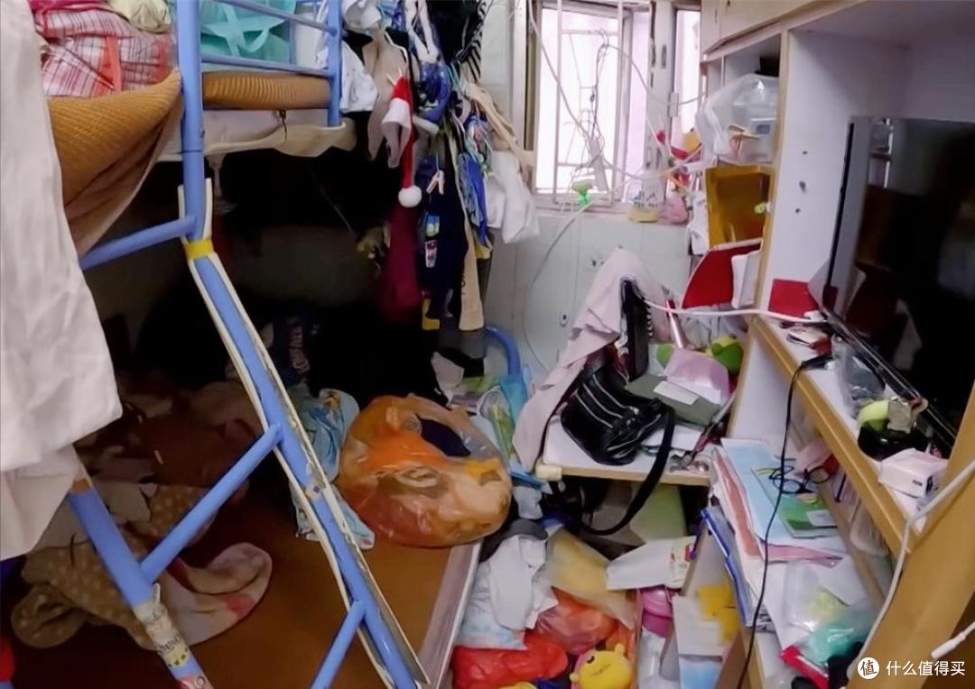 香港一四口之家,蜗居6㎡小屋,连一扇窗都没有,网友:太难了!