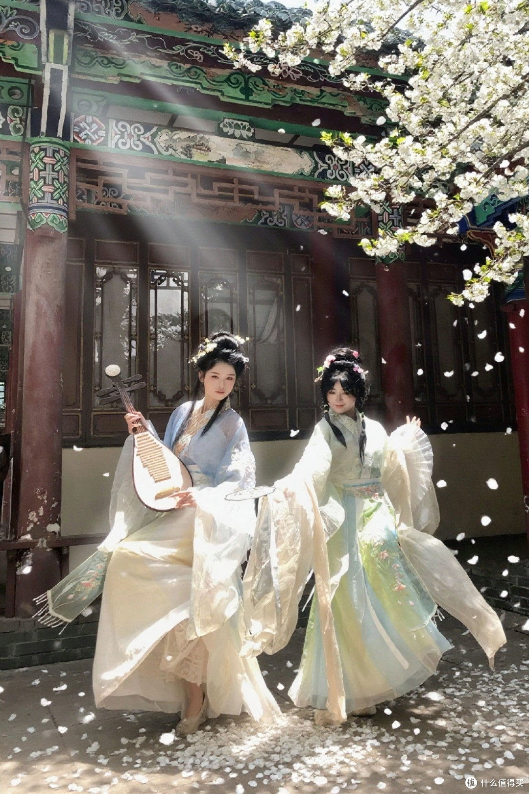 当汉服邂逅春日庭院，是穿越千年的浪漫