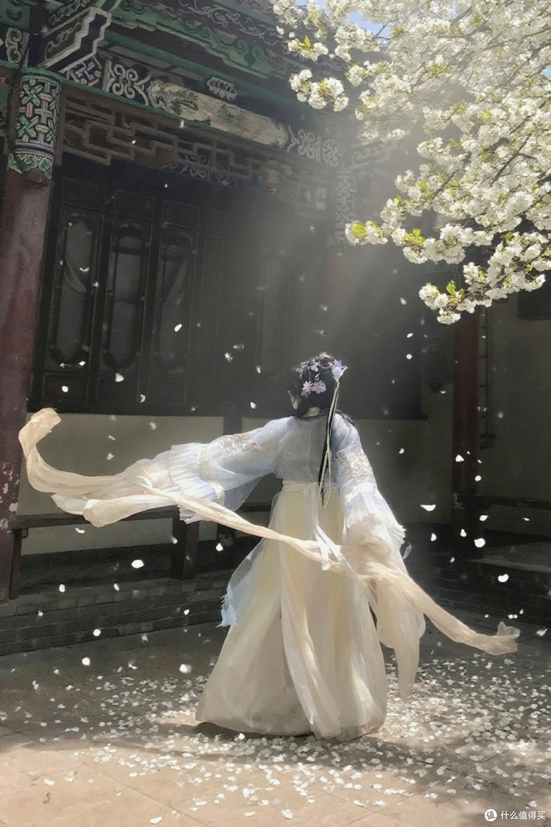 当汉服邂逅春日庭院，是穿越千年的浪漫