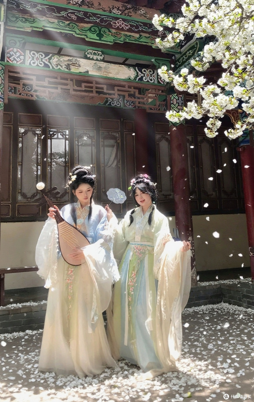 当汉服邂逅春日庭院，是穿越千年的浪漫