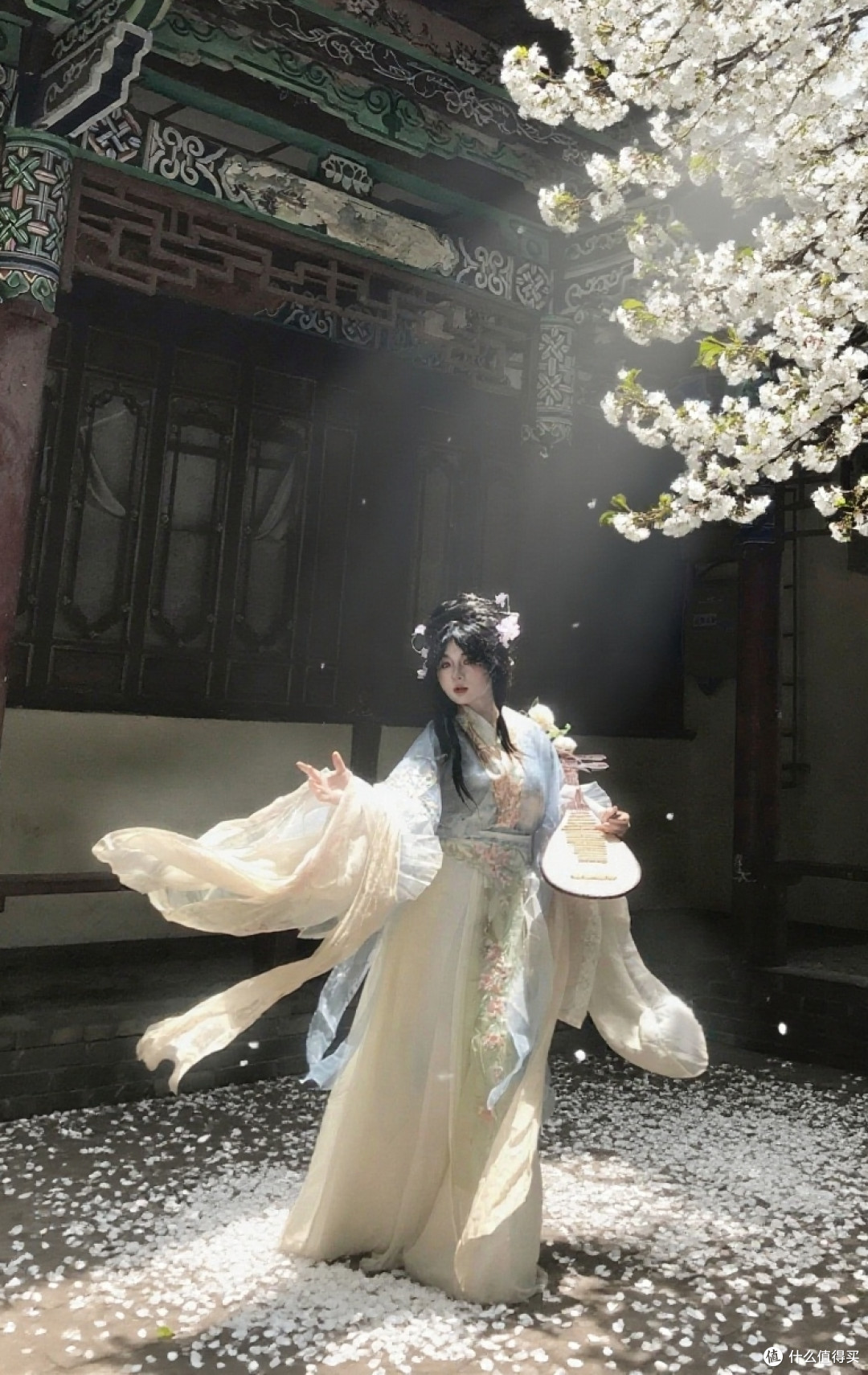 当汉服邂逅春日庭院，是穿越千年的浪漫