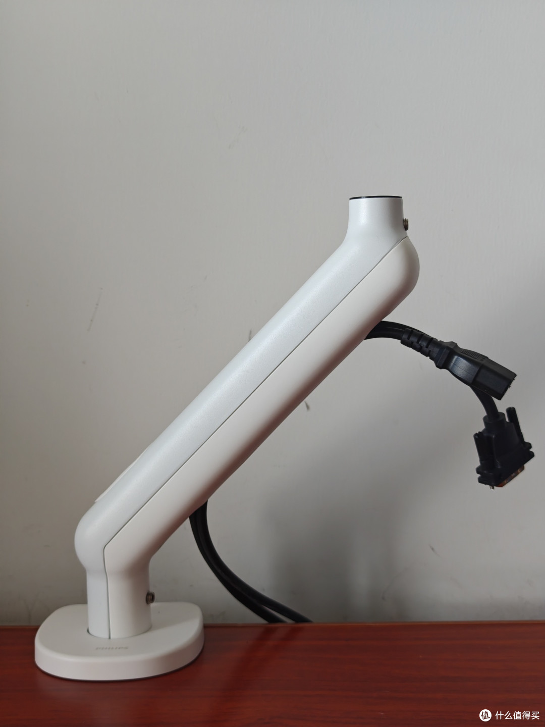 白色的飞利浦显示器支架和黑色的飞利浦显示器真是绝配!