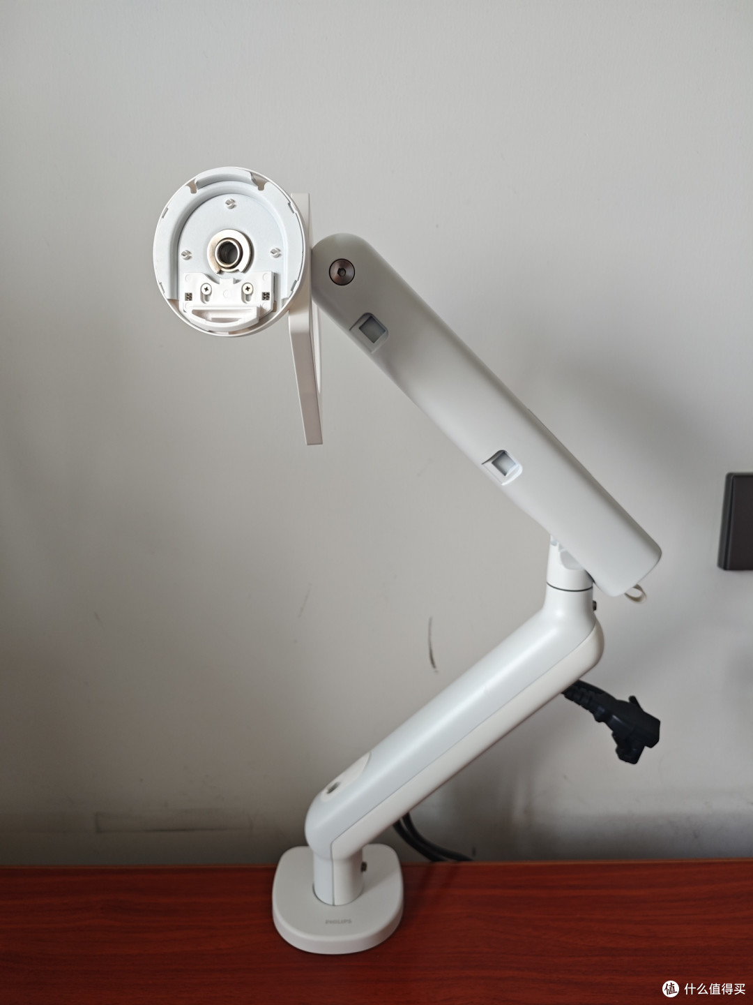 白色的飞利浦显示器支架和黑色的飞利浦显示器真是绝配!
