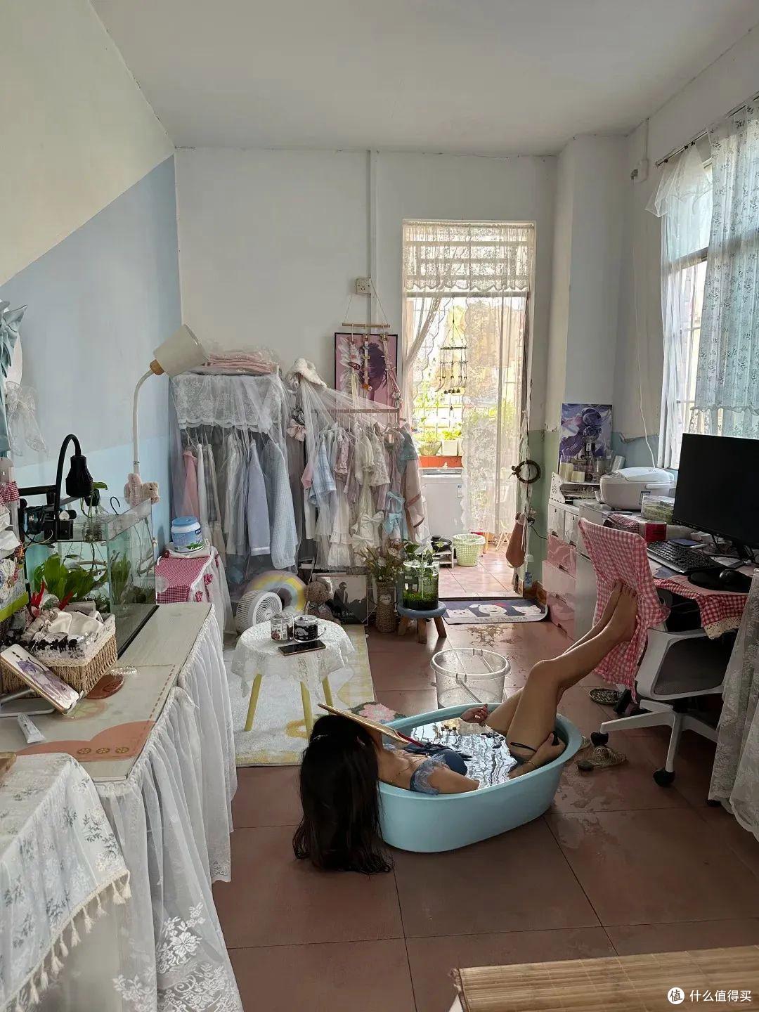 广东一姑娘的出租房火了,住顶层还不装空调,那叫一个壮观,晒晒