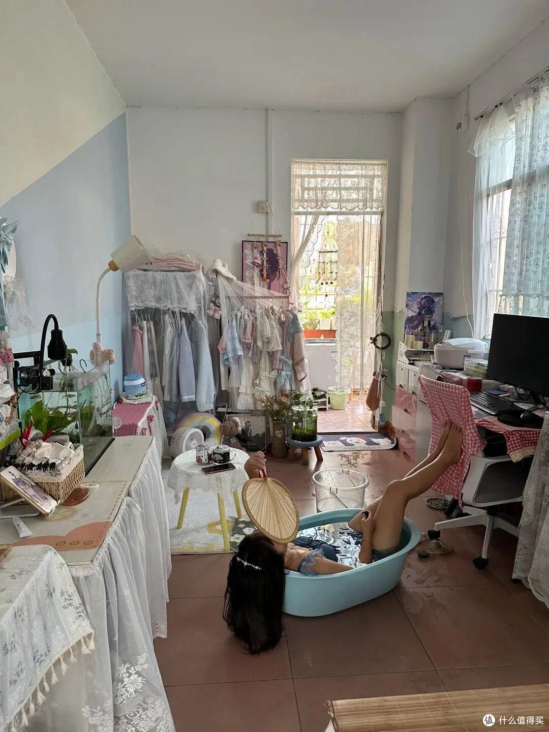 广东一姑娘的出租房火了,住顶层还不装空调,那叫一个壮观,晒晒