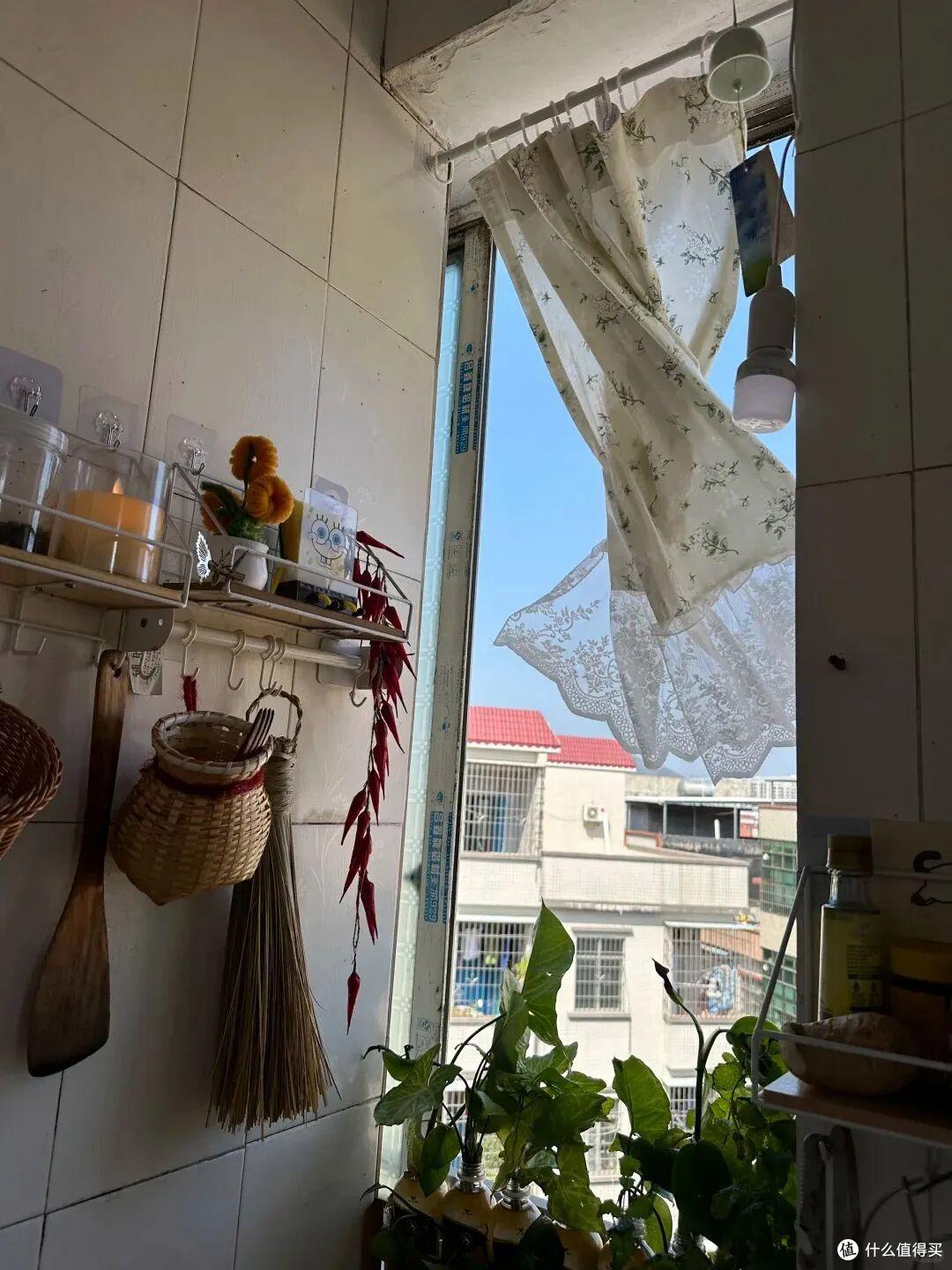 广东一姑娘的出租房火了,住顶层还不装空调,那叫一个壮观,晒晒