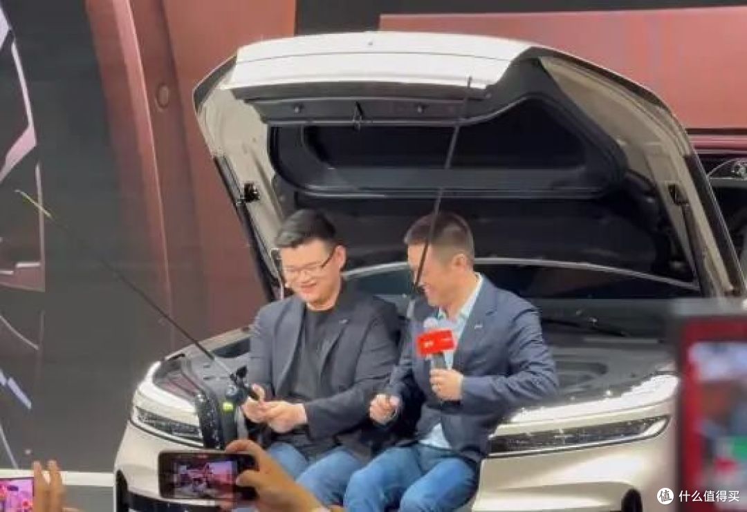 前备箱,打开了汽车使用地图的新副本