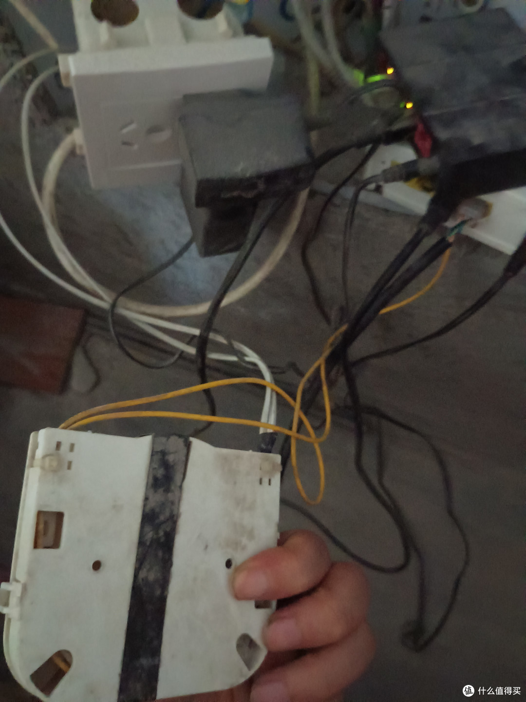 就是这玩意，不知道叫啥，其中有两个软线是接光猫的，只需要用其中一根线，所以我换了个头，