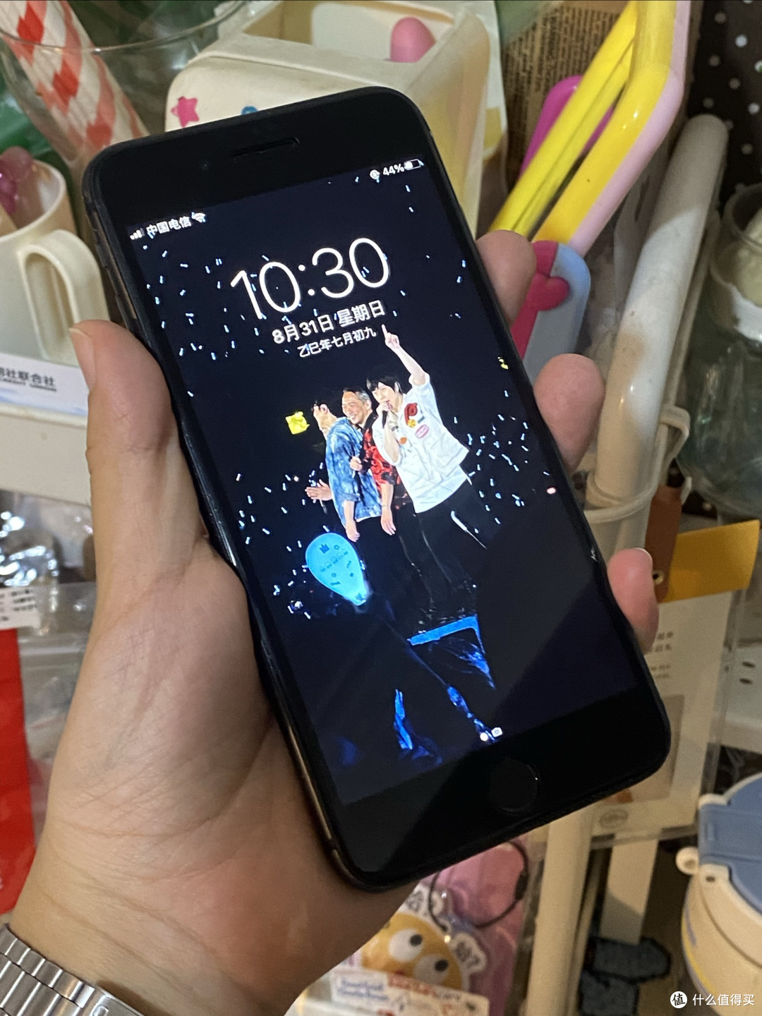 千块钱在闲鱼淘到俩iPhone 8P备用机,红色黑色都超香!