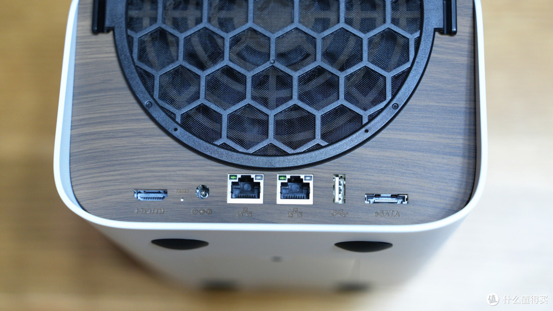 极空间 Z4Pro + 性能版测评:N355+ AI,堪称市面影音 NAS 王者?