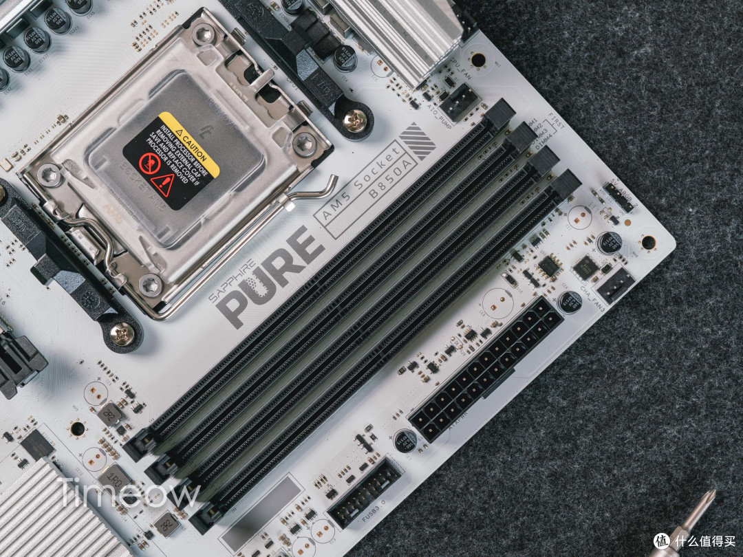 全白海景房AMD大板选谁？蓝宝石PURE极地B850A WIFI主板装机评测