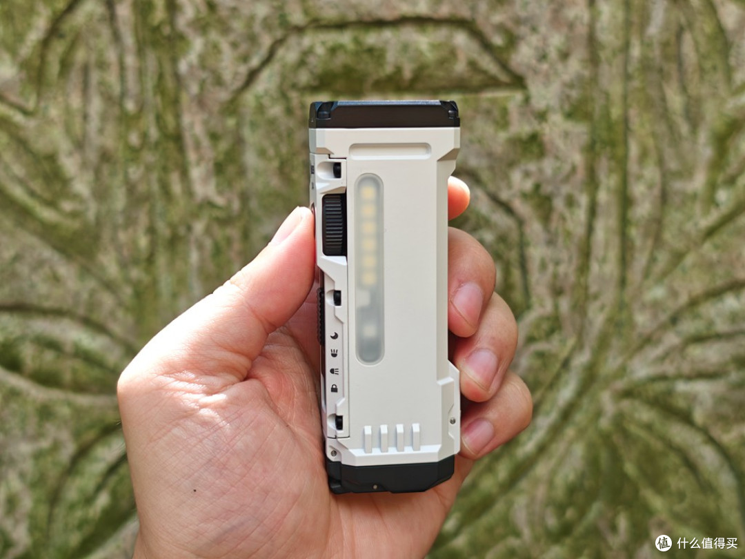 多光源且性能爆表的扁筒,务本X4手电