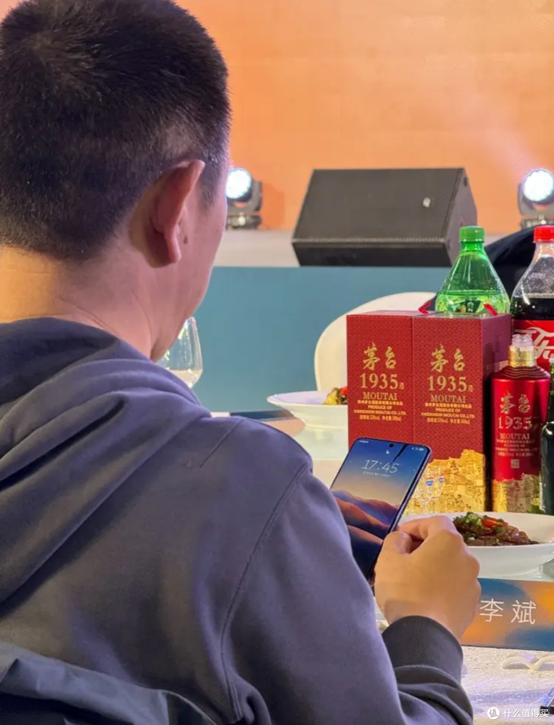 李斌手机屏幕碎了还在用！富豪们的“简朴生活”背后是什么？