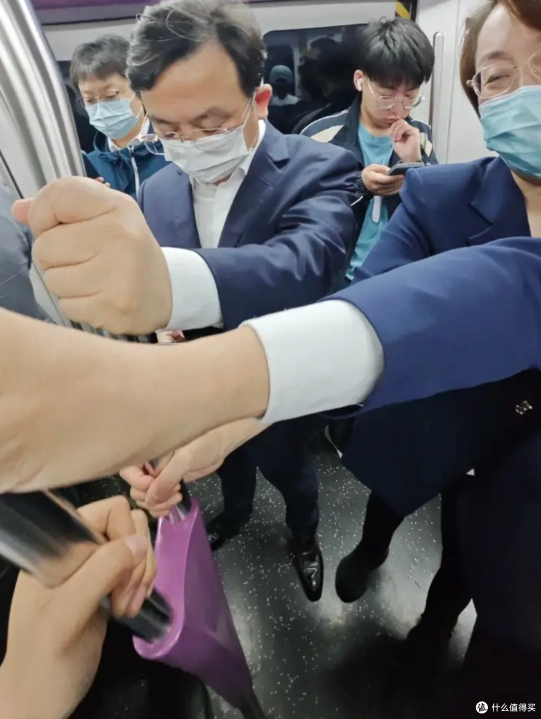 李斌手机屏幕碎了还在用！富豪们的“简朴生活”背后是什么？