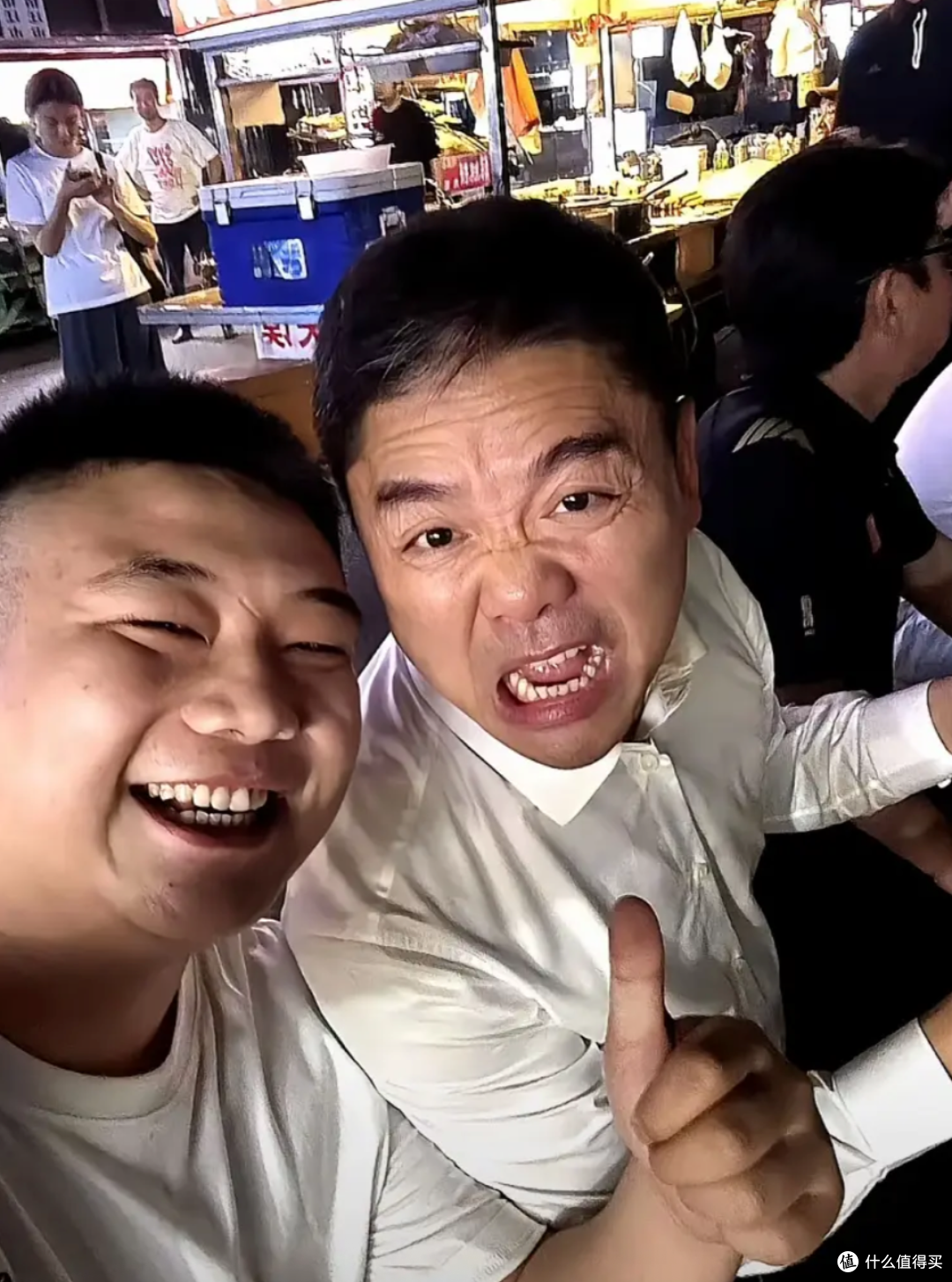 李斌手机屏幕碎了还在用！富豪们的“简朴生活”背后是什么？