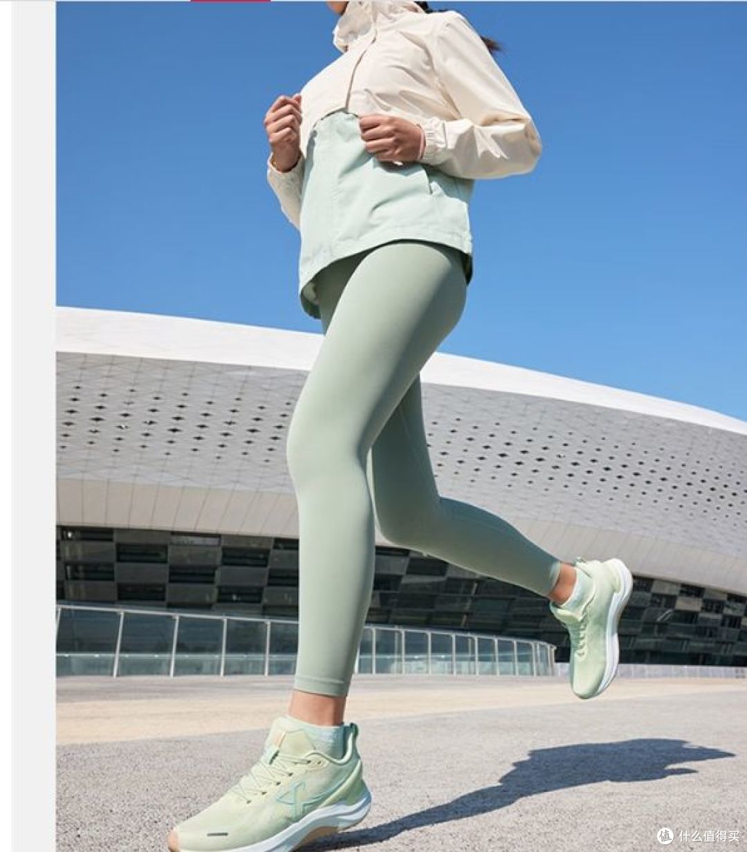 特步女子跑步鞋,减震网面轻便透气,助力运动!