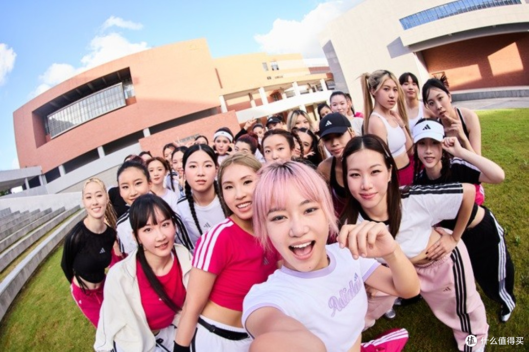 adidas Sportswear三条纹舞动系列焕新登场,舞动校园释放青春能量