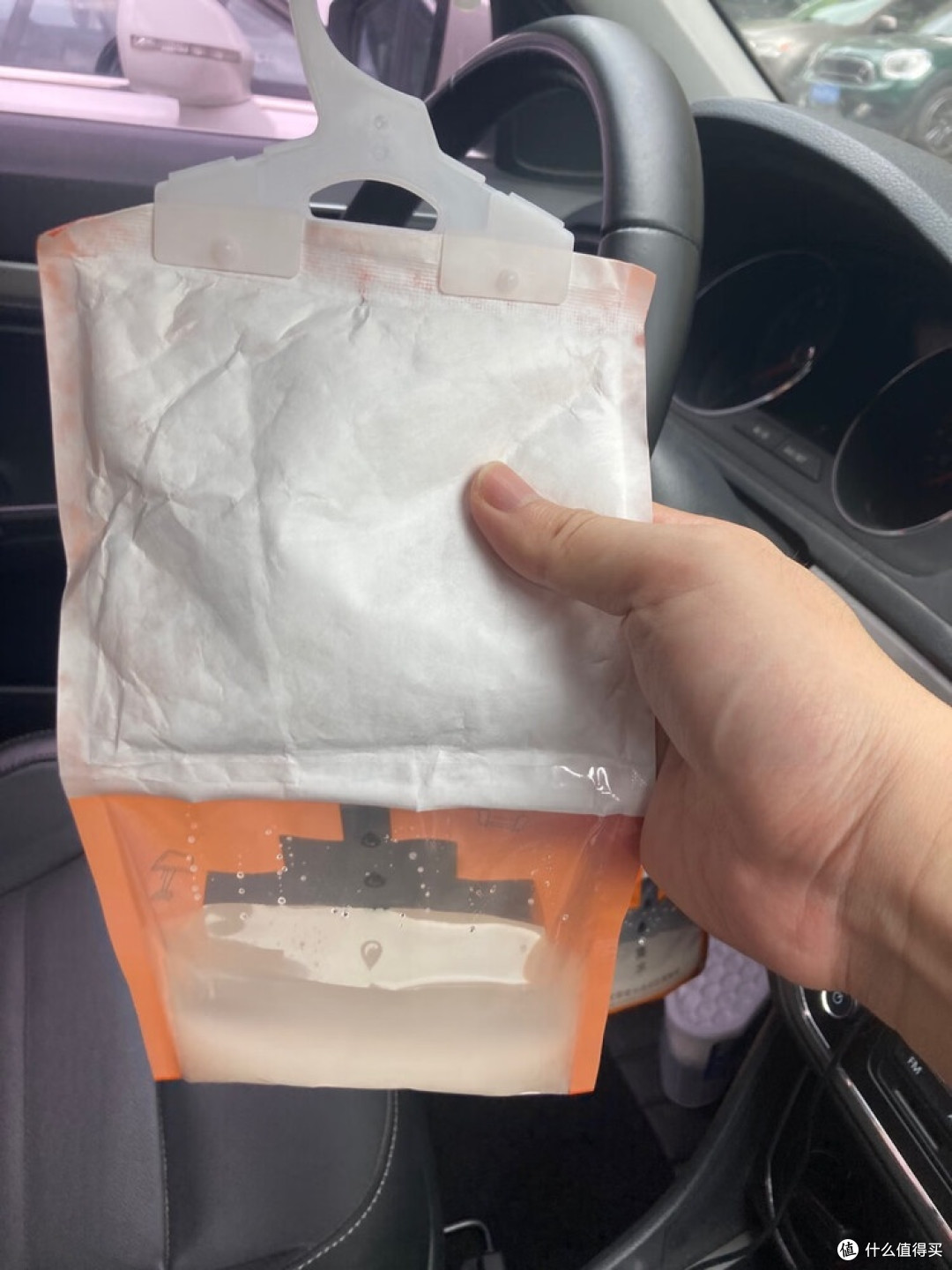 挂式吸湿袋解决家居潮湿问题
