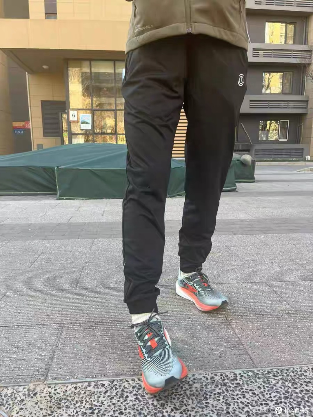 高弹布料轻盈舒服 长跑运动裤哪个牌子的更好