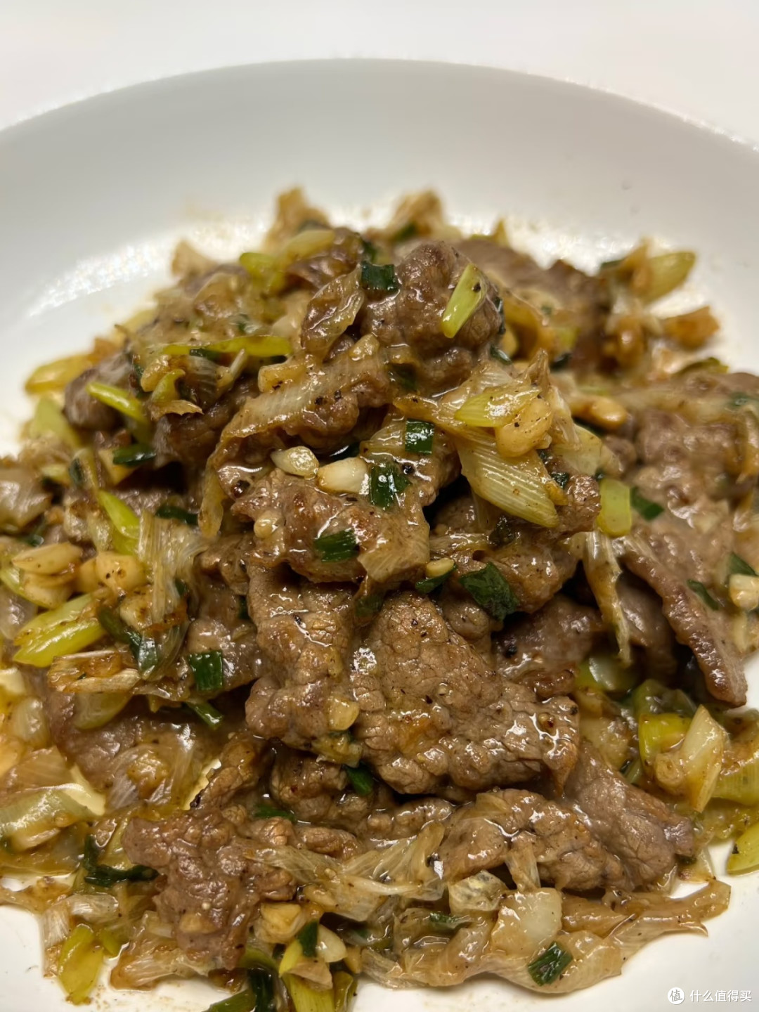 邪修式黑椒葱香炒牛肉:以腌料锁鲜,凭火候提味