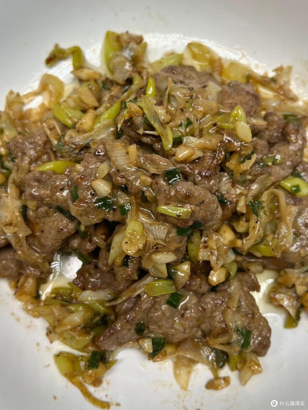 邪修式黑椒葱香炒牛肉:以腌料锁鲜,凭火候提味