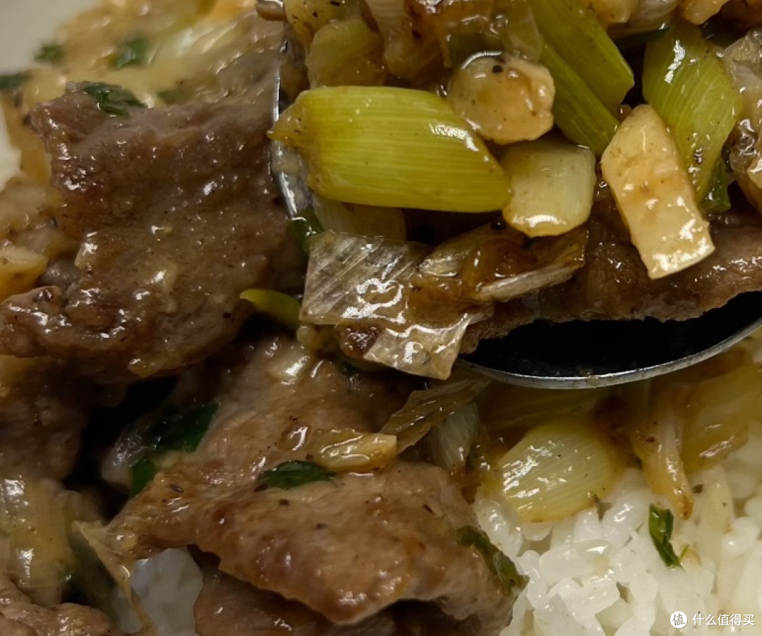 邪修式黑椒葱香炒牛肉:以腌料锁鲜,凭火候提味
