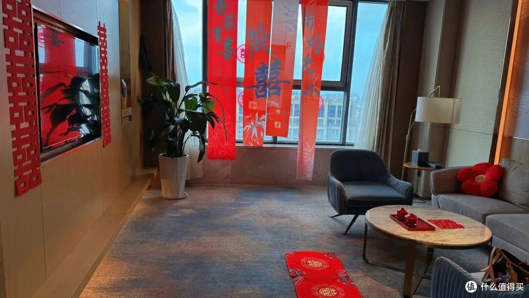 河南一“农村婚房”火了,布置得满满当当,一点都不俗气,真喜庆