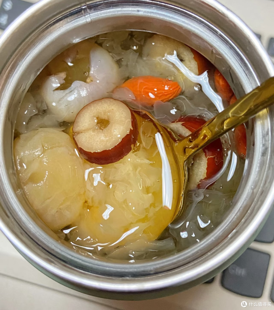 保温杯焖煮银耳羹,简单润燥