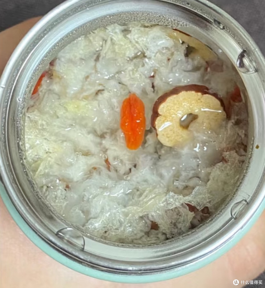 保温杯焖煮银耳羹,简单润燥