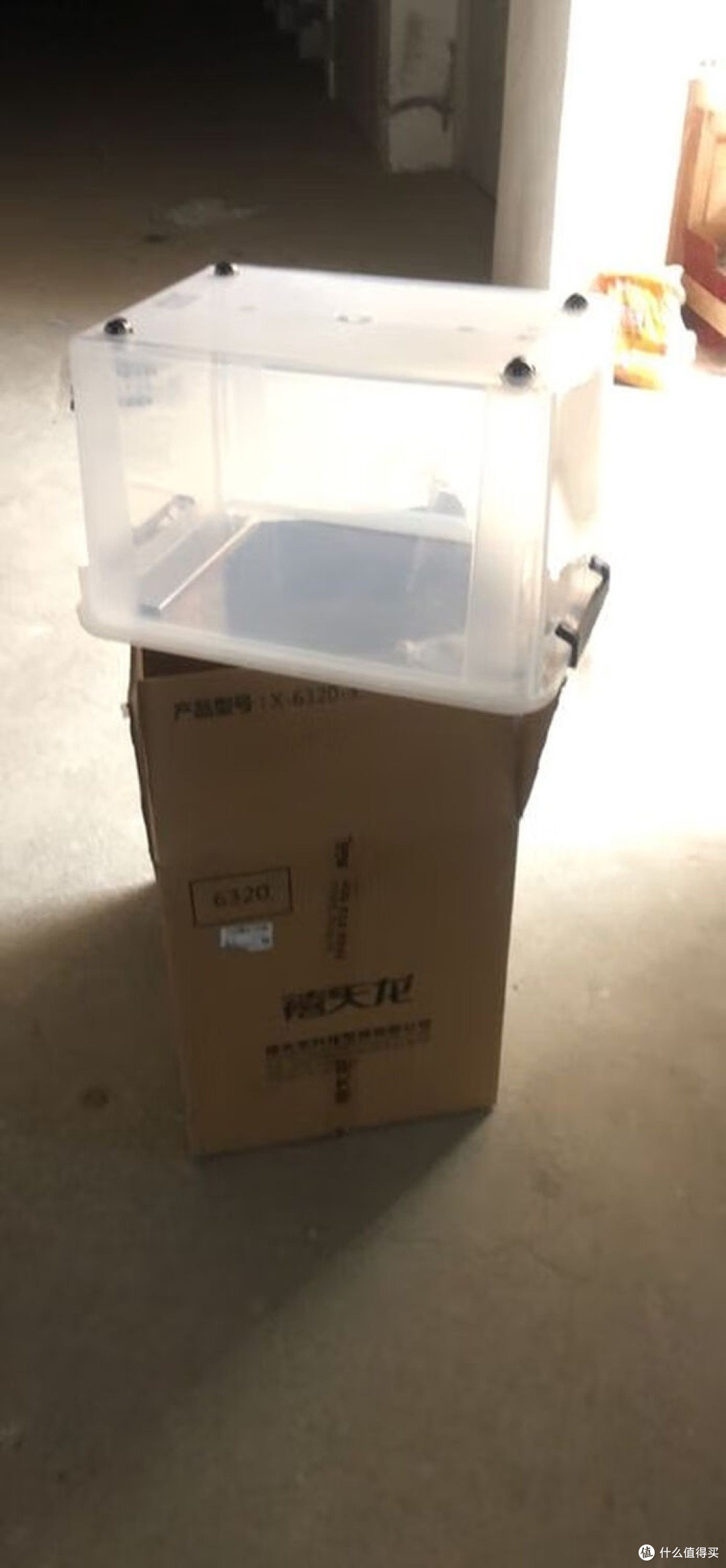 透明收纳箱:宿舍空间管理利器