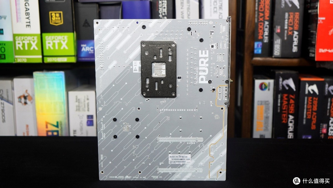 虽迟但到,白色款蓝宝石PURE 极地 B850A WIFI标准大板装机实测