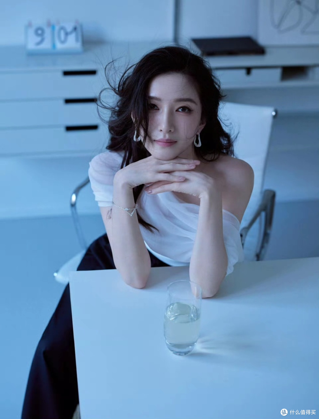 江疏影：时尚界的“氛围感女王”，颜值身材穿搭全在线！